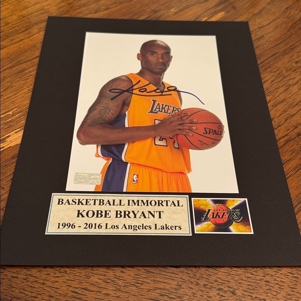 - Kobe Bryant Los Angeles Lakers signed photo